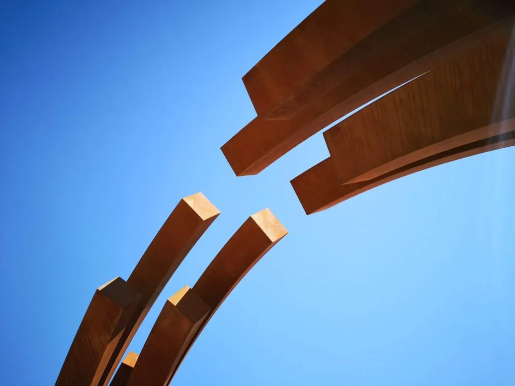 Escultura abstracta de acero corten monumental, creada por el artista escultor arquitecto Javier Colomino