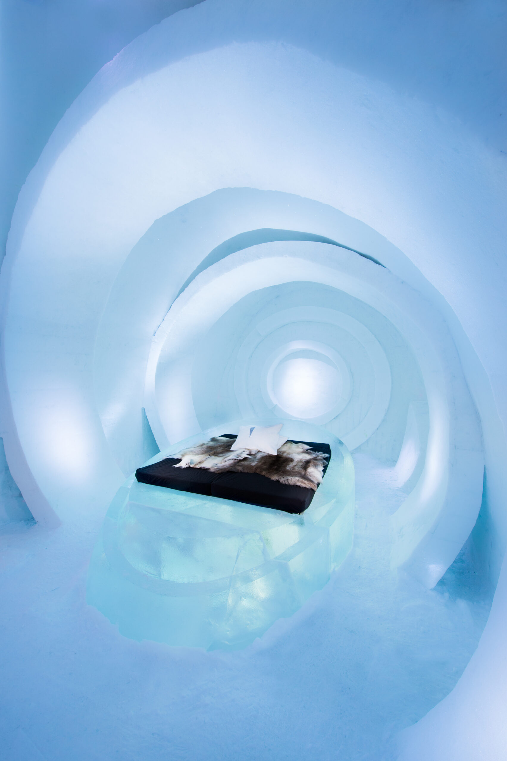 Art Suite "Live Your Time", diseñada por Javier Colomino y José Carlos Cabello Millan en el Ice Hotel; habitación efímera con helicoide que simboliza el tiempo