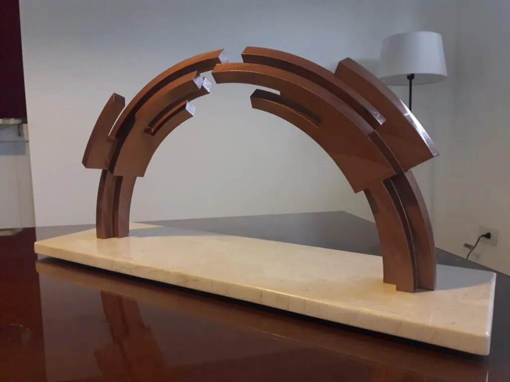 Maqueta a escala en 3D de una escultura monumental en acero corten realizada para una competencia en Minqin, China, en 2019. Pintura con efecto óxido sobre una base de mármol color arena. Creada por Javier Colomino