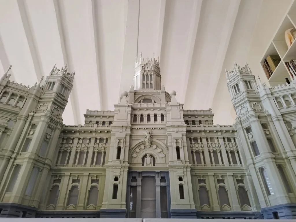 Modello 3D del "Palacio de Cibeles" a Madrid con illuminazione, design in scala di Javier Colomino