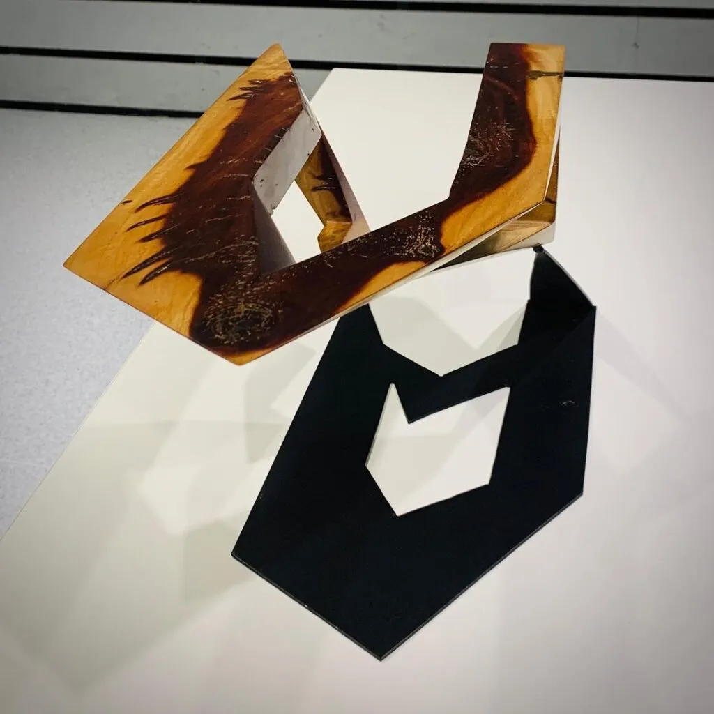 Abstract sculpture made of quebracho wood with a metal base, created by the artist, sculptor, and architect Javier Colomino