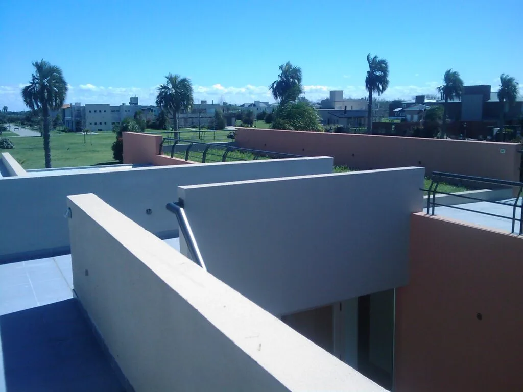 Modern luxe huis in de wijk Miraflores, Funes, Argentinië, ontworpen door Javier Colomino, bestaande uit twee volumes en een centrale patio