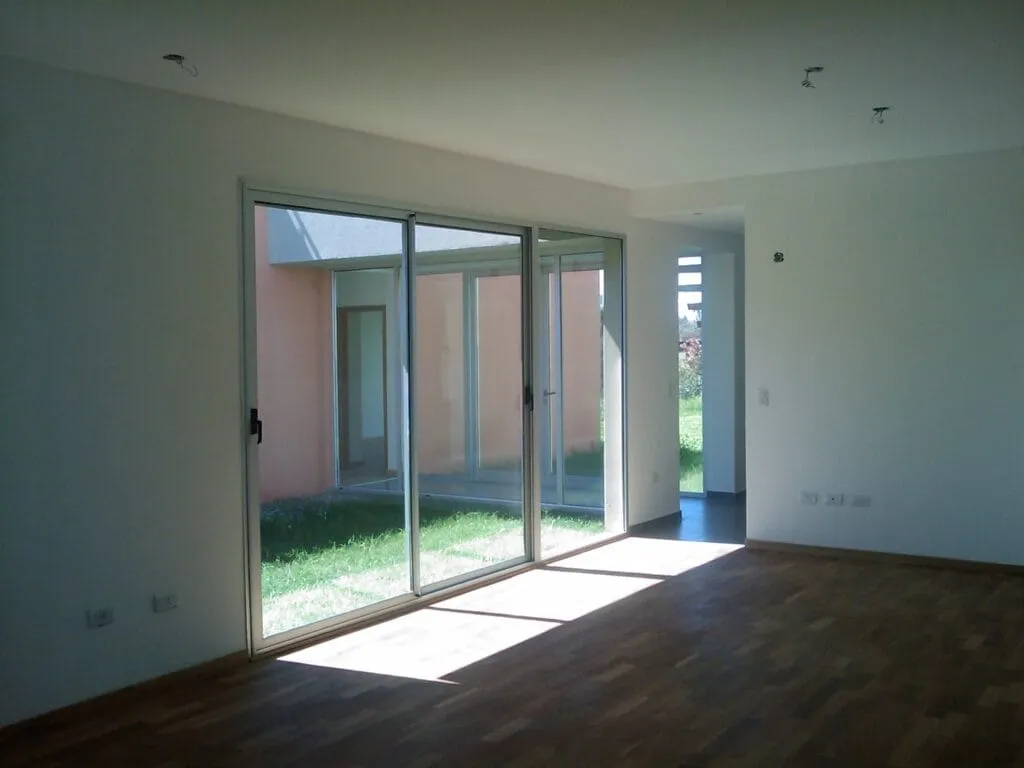 Modernes Luxushaus im Viertel Miraflores, Funes, Argentinien, entworfen von Javier Colomino, bestehend aus zwei Volumen und einem zentralen Innenhof