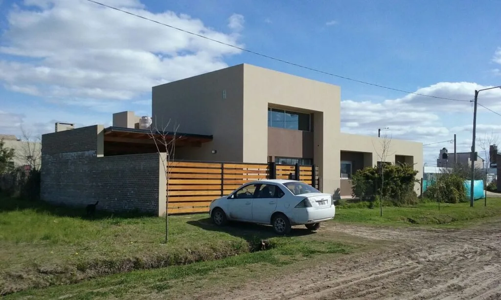 Luxushaus in Roldán, Argentinien, entworfen vom Architekten Javier Colomino. Modern, minimalistisch und größtenteils im Erdgeschoss, mit doppelter Höhe und Zwischengeschoss