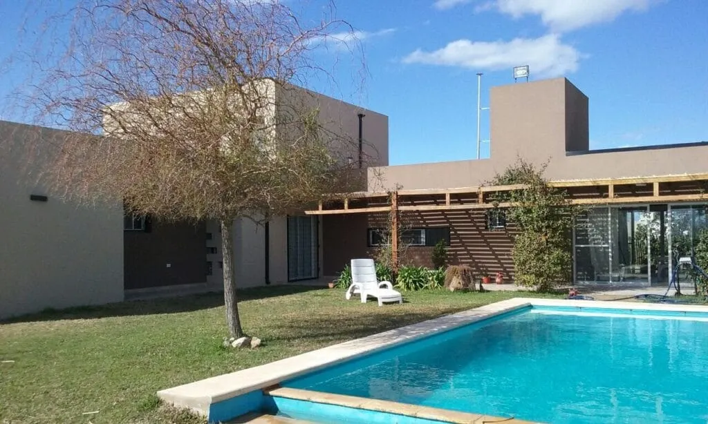 Luxe huis in Roldán, Argentinië, ontworpen door architect Javier Colomino. Modern, minimalistisch en grotendeels op de begane grond, met dubbele hoogte en mezzanine