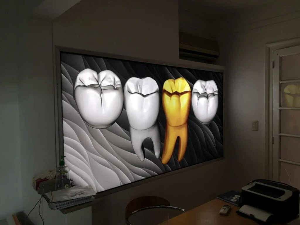 Cartel interior retroiluminado en el consultorio principal de Centro Dental, diseñado por Javier Colomino en Rosario, Argentina