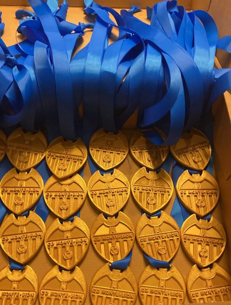 3D-gedruckte Goldmedaille für einen Fußballverein in Valencia, entworfen vom Künstler und Bildhauer Javier Colomino