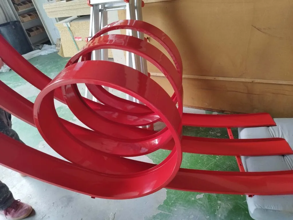 Foto del looping rojo metálico para el juego Lava-Loop en Legoland, por Javier Colomino
